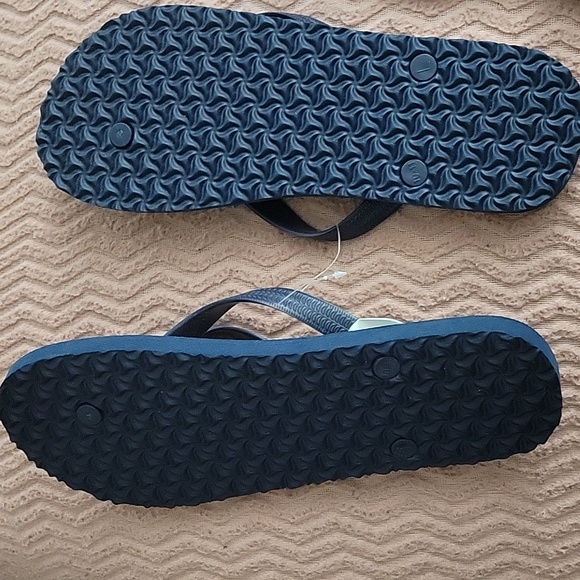 2 pairs of thong sandals - Picture 4 of 5